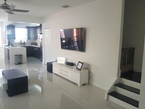 15761 SW 42nd St in Miramar, FL - Foto de edificio - Building Photo