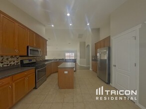 6806 Guilford Crest Dr in Apollo Beach, FL - Building Photo - Building Photo