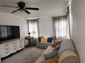 1104 E Sycamore St in Navasota, TX - Building Photo - Building Photo