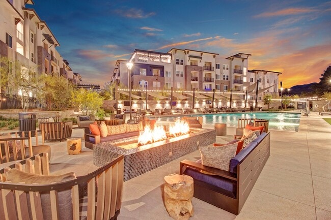 Array Vista Canyon in Santa Clarita, CA - Foto de edificio - Building Photo