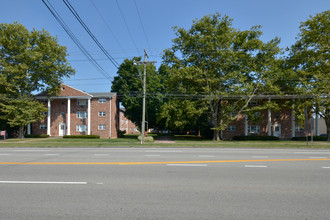 Colonial Arms Apartments in Wethersfield, CT - Building Photo - Building Photo