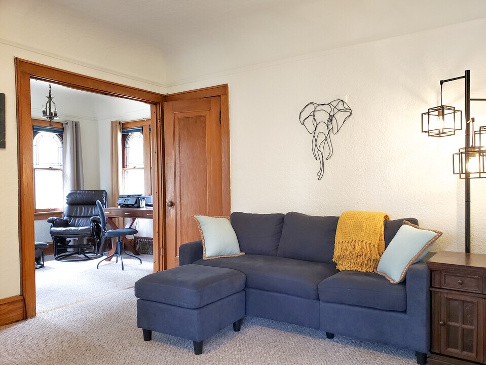 3201 S Lenox St, Unit Lenox Lower in Milwaukee, WI - Building Photo