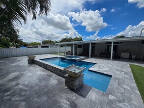 2340 NE 8th Ave in Pompano Beach, FL - Building Photo - Building Photo