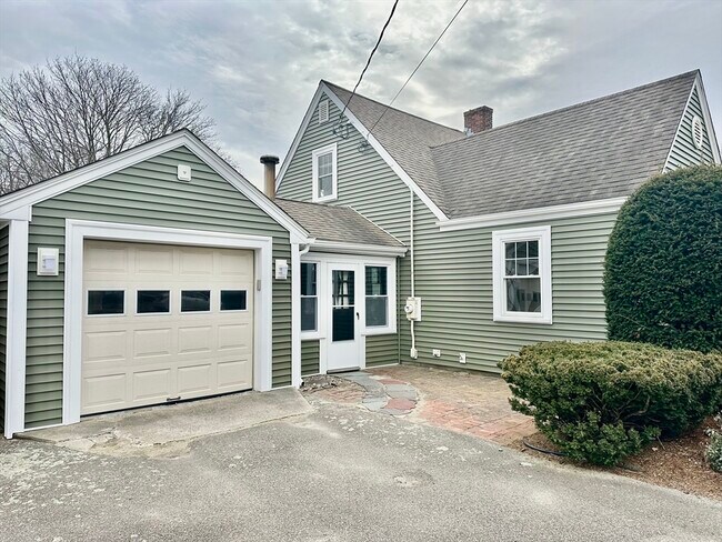 365 N Bedford St in East Bridgewater, MA - Building Photo - Building Photo