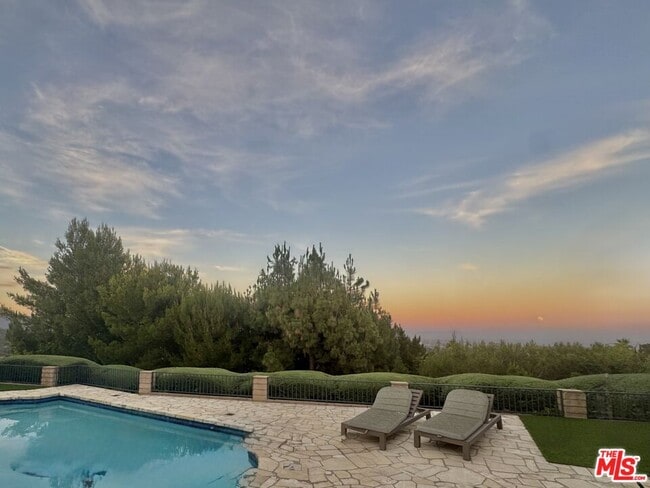 10834 Savona Rd in Los Angeles, CA - Building Photo - Building Photo
