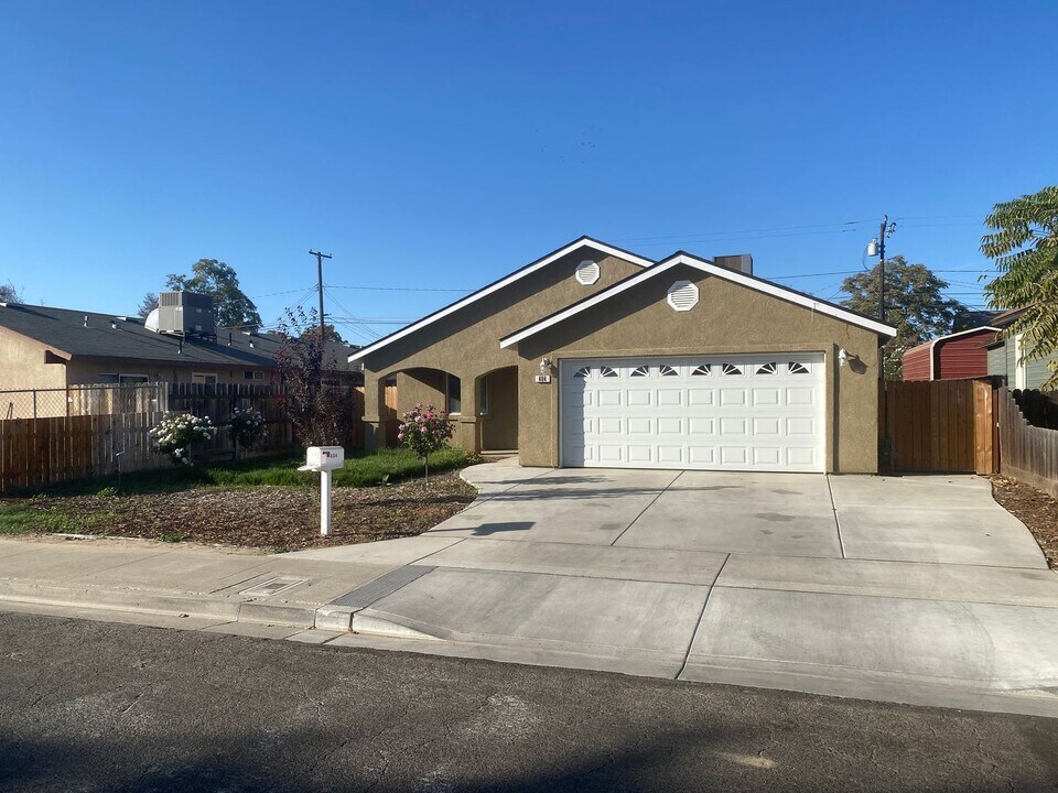 409 E 9th St in Hanford, CA - Building Photo