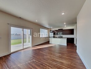 901 N Barkvine Ave in Star, ID - Foto de edificio - Building Photo