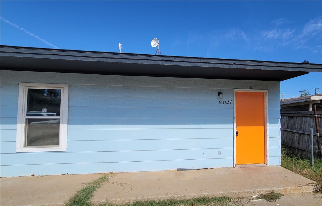 911 E 37th St in Lubbock, TX - Building Photo
