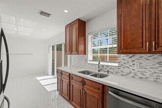 2350 SW 86th Way in Miramar, FL - Foto de edificio - Building Photo