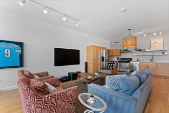 615 Hampton Dr in Los Angeles, CA - Building Photo - Building Photo