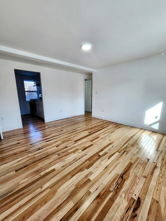 property at 930 Wethersfield Ave