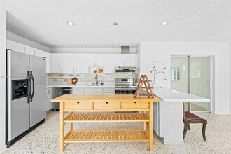 5840 SW 42nd Terrace in Miami, FL - Building Photo - Building Photo
