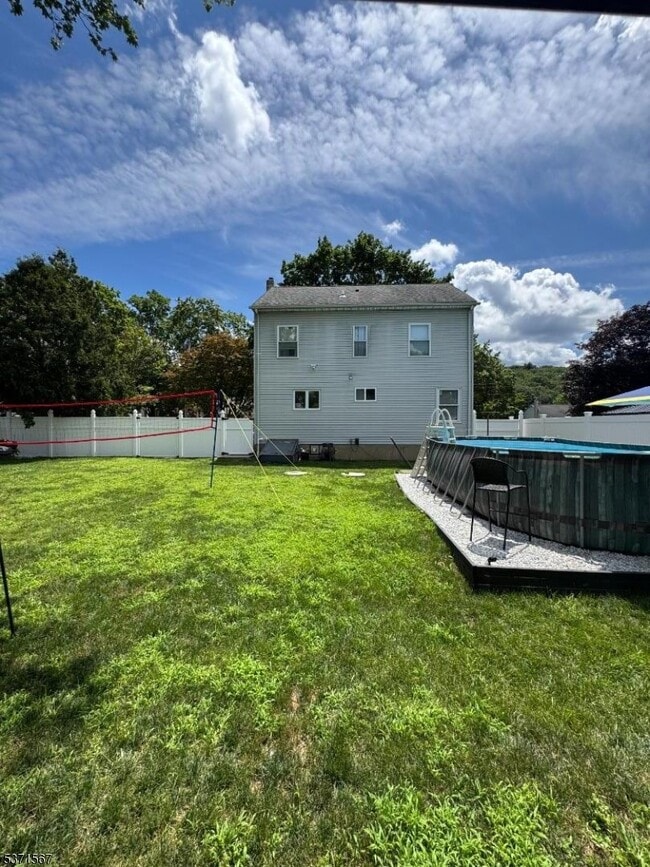 16 Edith Pl in Mine Hill, NJ - Foto de edificio - Building Photo
