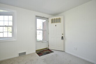 5117 Caste Dr in Pittsburgh, PA - Foto de edificio - Building Photo