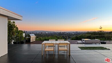 10134 Angelo View Dr in Beverly Hills, CA - Foto de edificio - Building Photo