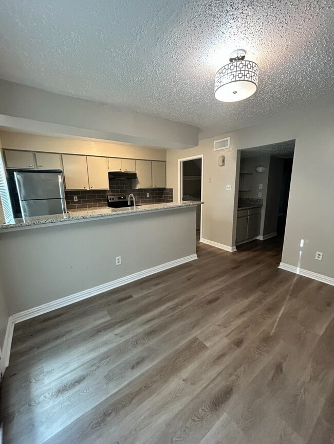 3901 Woodchase Dr in Houston, TX - Building Photo - Building Photo