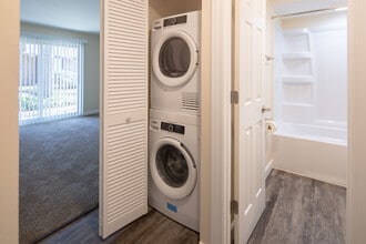 Crystal Lake Apartments in Crystal Lake, IL - Foto de edificio - Interior Photo