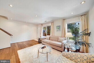 1701 Westwind Way in McLean, VA - Building Photo - Building Photo