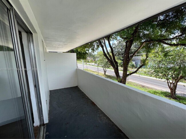 465 S Royal Poinciana Blvd, Unit 1B in Miami Springs, FL - Foto de edificio - Building Photo