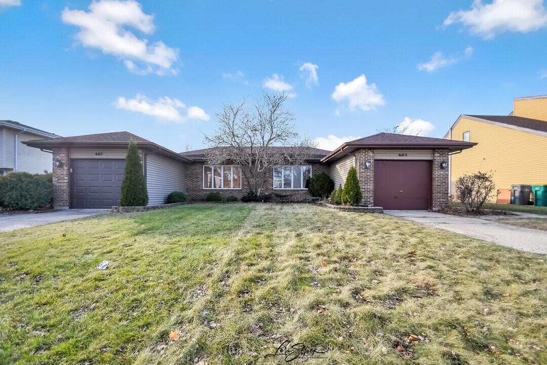605 S Raven Rd in Shorewood, IL - Building Photo