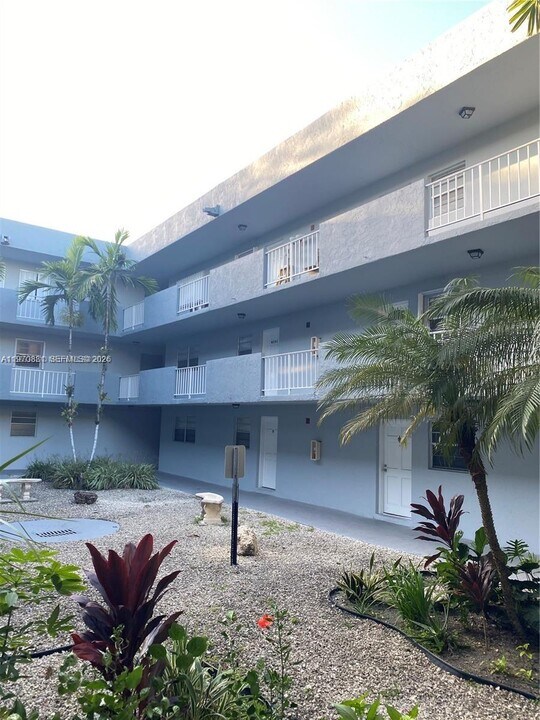 1735 W 60th St in Hialeah, FL - Building Photo