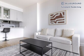 2 W Delaware Pl in Chicago, IL - Building Photo - Building Photo
