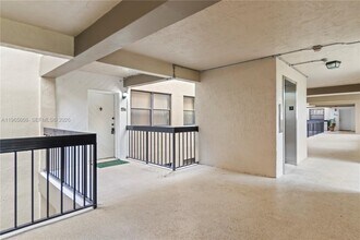 481 Ives Dairy Rd in Miami, FL - Building Photo - Building Photo