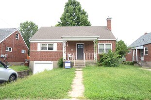 3569 Locust Ln in Cincinnati, OH - Building Photo
