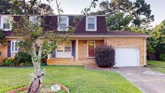 707 Sir Walter Cir in Virginia Beach, VA - Building Photo