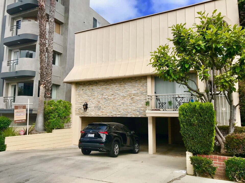 11737 Kiowa Ave in Los Angeles, CA - Building Photo