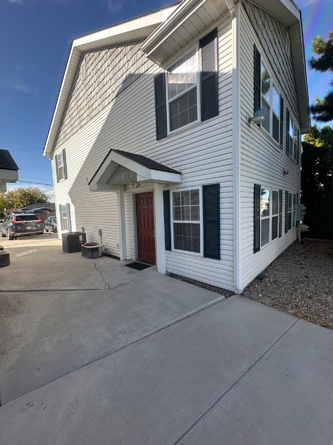 122 Davis Ave