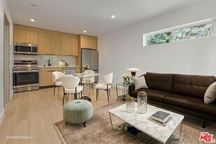 11010 Hortense St in Los Angeles, CA - Building Photo