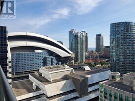 300 Front St W in Toronto, ON - Building Photo
