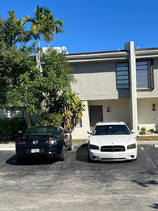 1365 NW 99th Ave in Pembroke Pines, FL - Foto de edificio