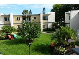 1510 NE 12th Ter, Unit E-13 in Jensen Beach, FL - Building Photo