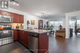 19 Grand Trunk Crescent in Toronto, ON - Building Photo - Building Photo