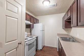 Gant Apartments in Commerce, TX - Building Photo - Building Photo