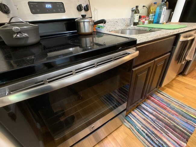 15 University, Unit 33 in Brookline, MA - Foto de edificio - Building Photo