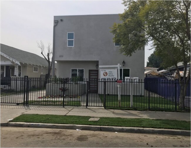 220 E 61st St-Unit -61ST(222B) in Los Angeles, CA - Building Photo - Building Photo