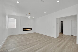 9205 Spruce Mountain Way in Las Vegas, NV - Building Photo - Building Photo