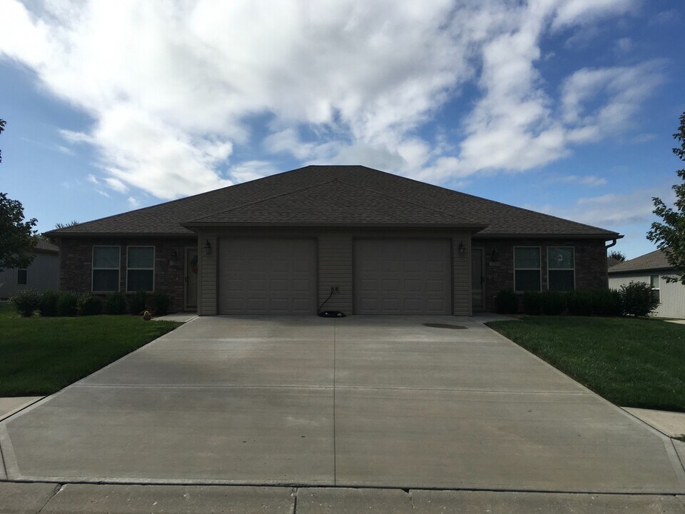 138 SW Rose Garden St in Blue Springs, MO - Building Photo
