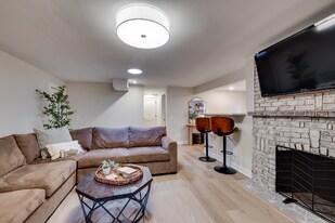 5021 Beacon Hill Rd in Minnetonka, MN - Building Photo