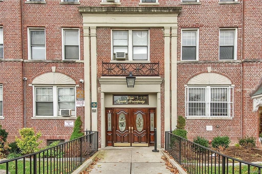 1 S Broadway in White Plains, NY - Building Photo