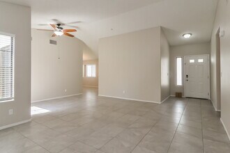 2058 Waverly Cir in Henderson, NV - Building Photo - Building Photo