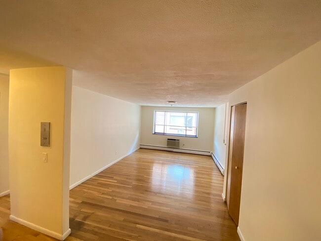 230 Babcock St, Unit 3H