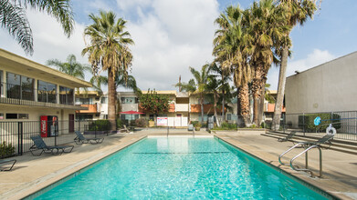 Las Palmas Apartment Homes in Covina, CA - Foto de edificio - Building Photo