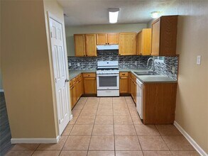 200 Shadow Oaks Dr in Conroe, TX - Foto de edificio - Building Photo