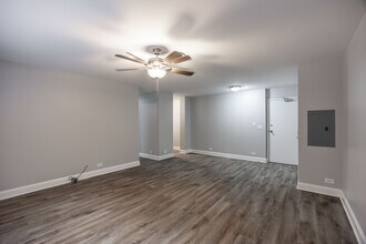 745 W Gordon Ter, Unit 206 in Chicago, IL - Building Photo - Building Photo