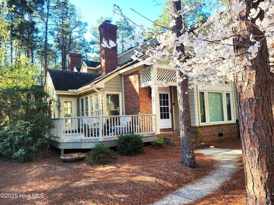 302 Hampton Dr in Pinehurst, NC - Building Photo