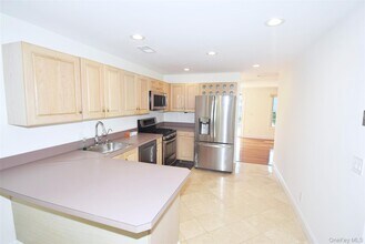 3 Lakebridge Dr S in Kings Park, NY - Foto de edificio - Building Photo